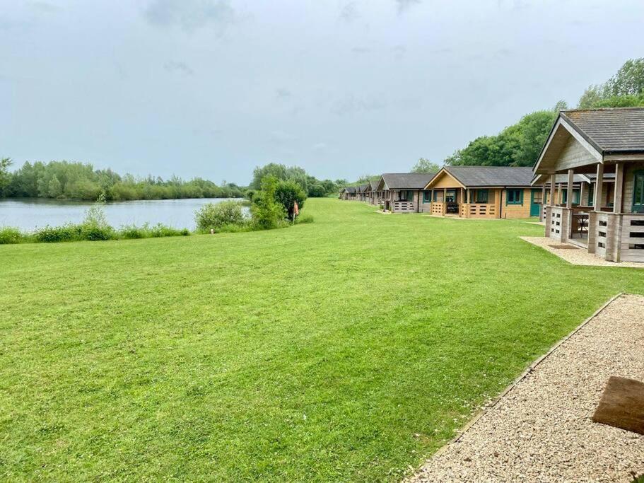 Lilly Lodge, Lake Pochard South Cerney Exteriör bild