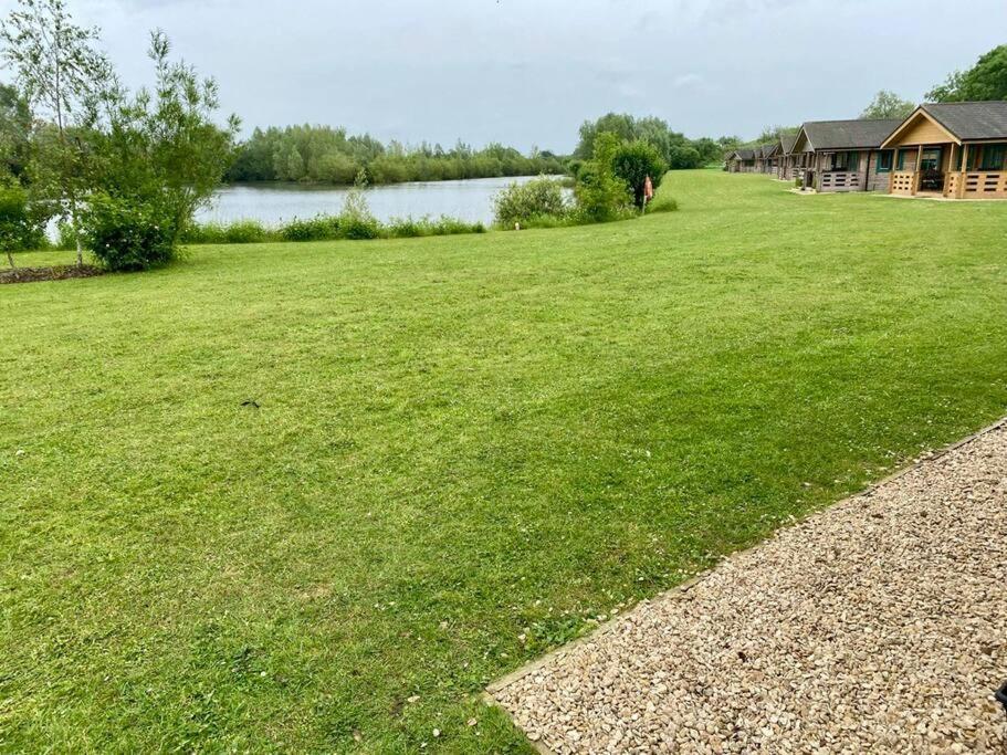 Lilly Lodge, Lake Pochard South Cerney Exteriör bild